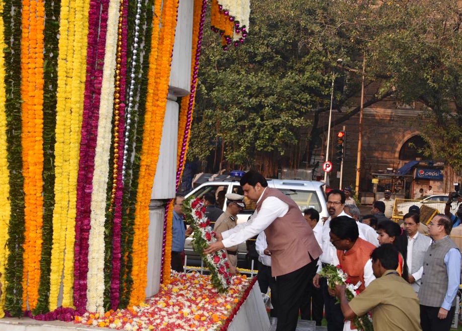 CMOMaharashtra's tweet photo. CM @Dev_Fadnavis paid floral tributes at Hutatma Smarak in Mumbai on occasion of Hutatma Smruti Din this morning.
महाराष्ट्र राज्य हुतात्मा स्मृतिदिनी आज सकाळी हुतात्मा स्मारक, मुंबई येथे मुख्यमंत्री श्री देवेंद्र फडणवीस यांनी राज्य सरकारतर्फे हुतात्म्यांना आदरांजली अर्पण केली. https://t.co/4YYZ2ALWM5
