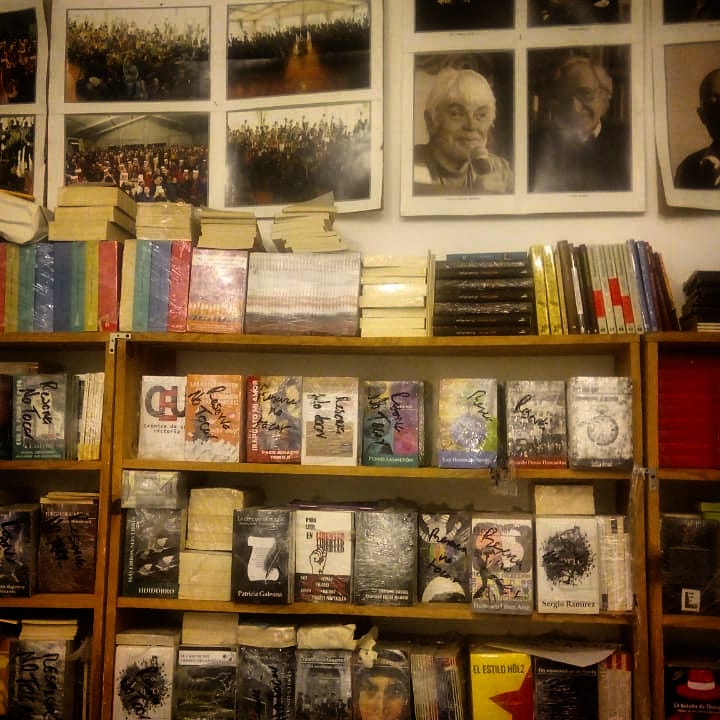 radio_joco's tweet photo. @radio_joco agredece a @BRIGADACULTURAL y a @Taibo2 por la donación de una #BibliotecaComunitaria Estamos en el proceso de clasificación del material. Gracias infinitas. https://t.co/BnTmIihjjj