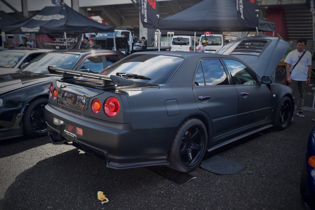 Streetchic Fenderist フェンダリストにスカイラインを専門とされているオオクボ ファクトリーさんがすごいデモカーを持ってきてくれます Rb26 6速 R クォーターなど究極に進化させたenr34 4ドアgt R仕様 皆さん これはチェックですよ