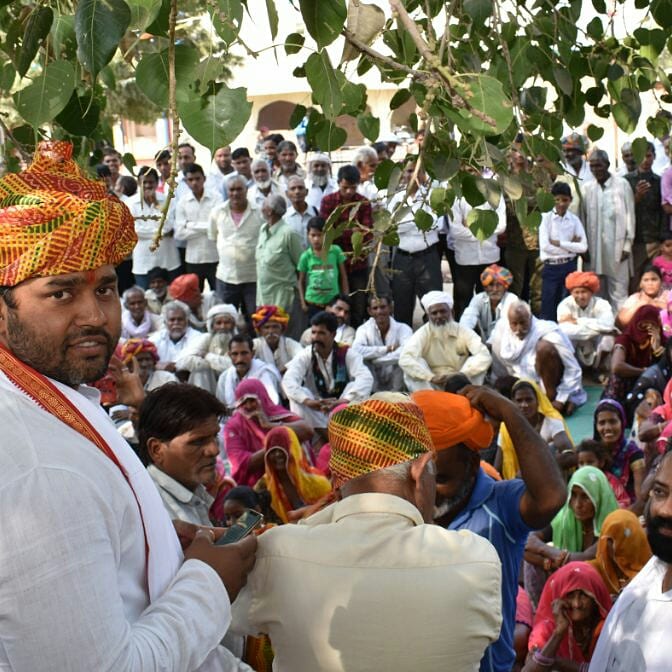 AshokChandnaINC's tweet photo. हिंडोली विधानसभा क्षेत्र में अनेक गांवों का दौरा कर कांग्रेस के पक्ष में अधिक से अधिक मतदान करने की अपील की।  #Hindoli #Congress #Rajasthan https://t.co/t07eW7bz2d