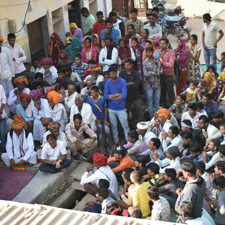 AshokChandnaINC's tweet photo. हिंडोली विधानसभा क्षेत्र में अनेक गांवों का दौरा कर कांग्रेस के पक्ष में अधिक से अधिक मतदान करने की अपील की।  #Hindoli #Congress #Rajasthan https://t.co/t07eW7bz2d