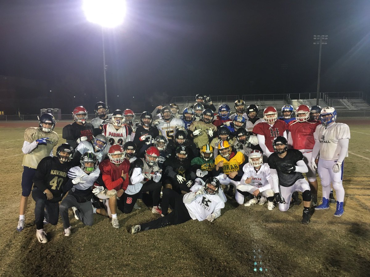 holtry_27's tweet photo. Photo opportunity from our 2nd practice with East Shrine All Stars! #EastSide #BeastSide https://t.co/w47Y5IN54A