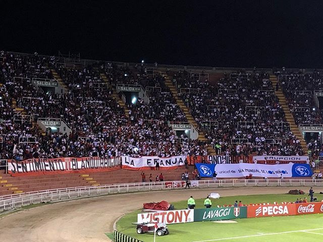 FanClubPeru2's tweet photo. Llegó la mejor hinchada del mundo !!! #lablanquirroja #lafranja #sentimientoblanquirrojo https://t.co/z7rI1YhAv0 https://t.co/PYdLg6oegh