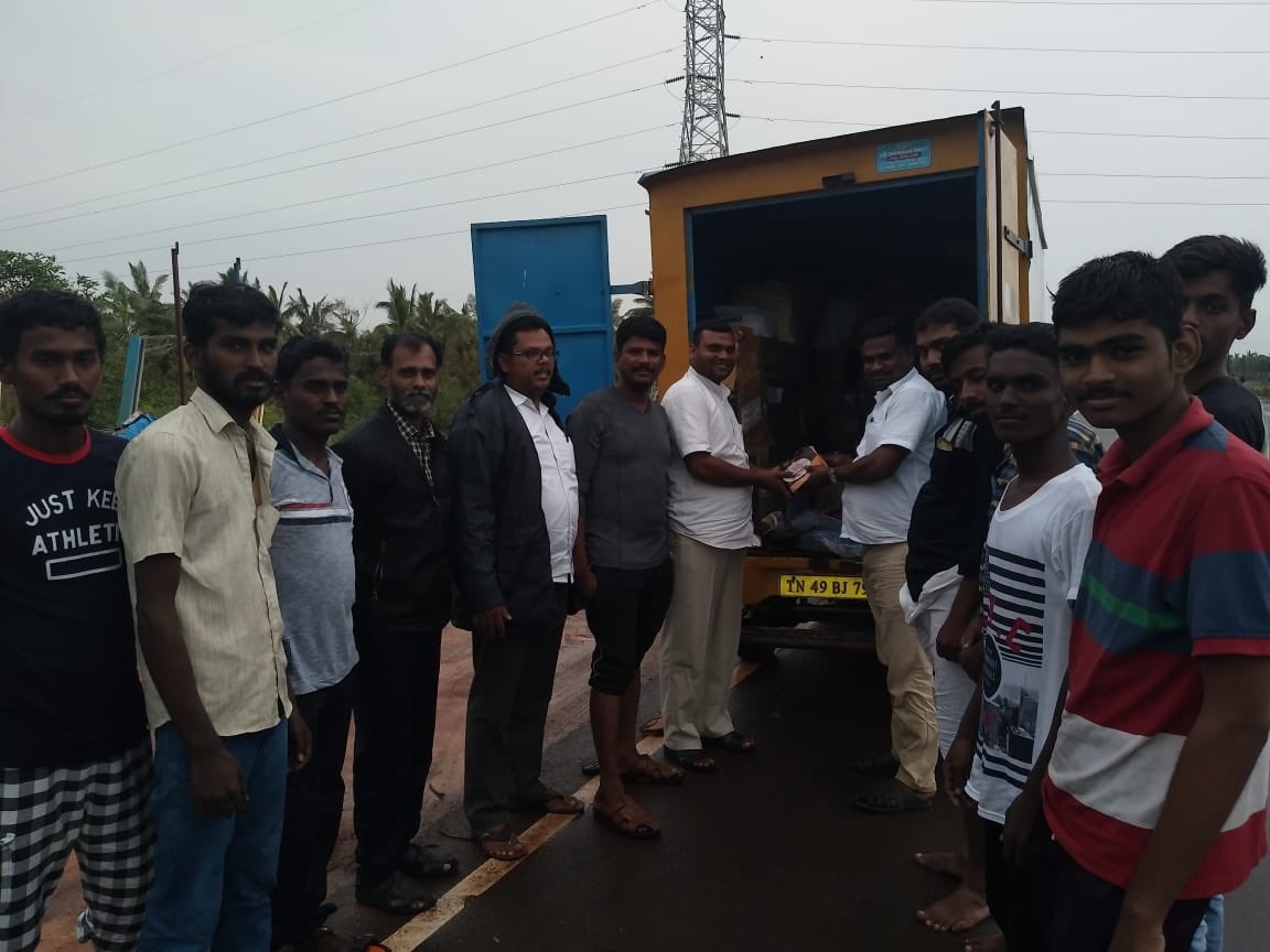 SuriyaFansClub's tweet photo. • #Thanjavur SFC members provided  essential materials worth 75,000 for #GajaCycloneRelief @suriya_offl #GajaCyclone @rajsekarpandian @prabhu_sr https://t.co/tcr0MgsbEN
