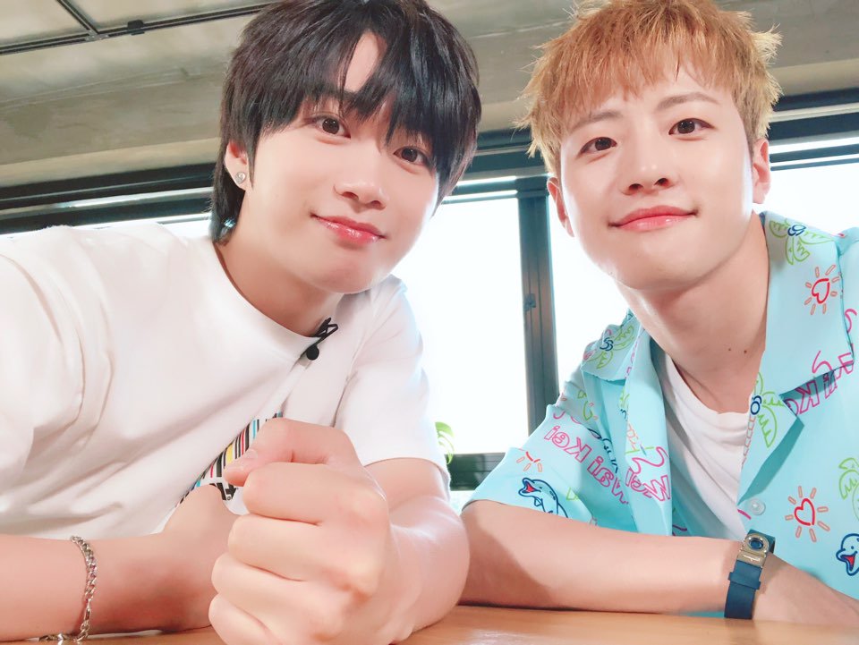 [📣]

유앤비가 출연하는 셀피 다이어리 마이 드로니 2화가 VLive에 8시에 공개 됩니다🙌🏻

지난 월요일 ❣
필독과 대원의 케미 잘 보셨나요?👀
그 케미를 이어서 보시고 싶은 유앤미는 바로 링크  Click🖱 해주세요🙏🏻

🔗vlive.tv/video/99524

#유앤비 #UNB #필독 #대원
#마이드로니