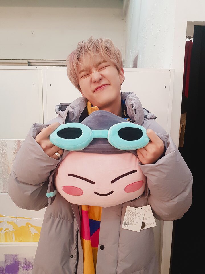 pledis_17's tweet photo. [17'S 호시] 누가 저게요? https://t.co/NSlAOj61Pv