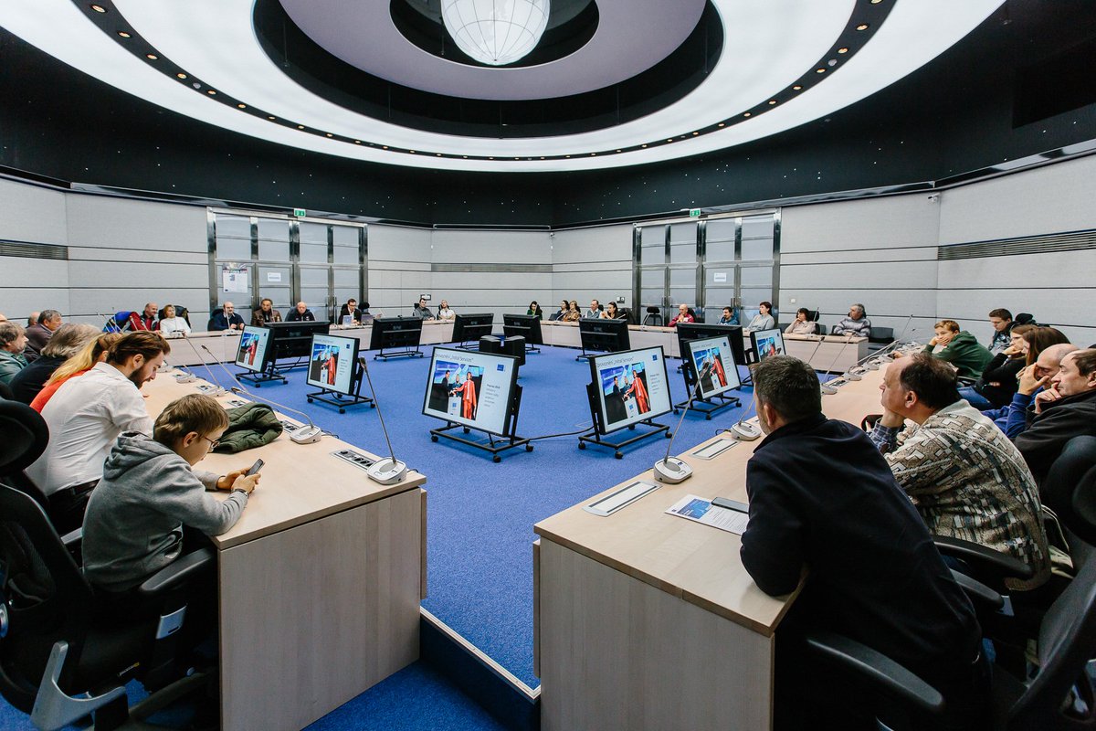 CzechInvest_CZ's tweet photo. Své brány otevřelo veřejnosti minulý týden sídlo agentury @EU_GNSS 🛰️🌍🛰️ Vítězové soutěžní kategorie Navigation #SpaceApplicationHackathon zde představili svůj projekt Dronetag. Potkat bylo možné i vládního zmocněnce @KarelDobes #CzechSpaceWeek #CSW2018 https://t.co/N9SycNTVbx https://t.co/X7HAPupjiq