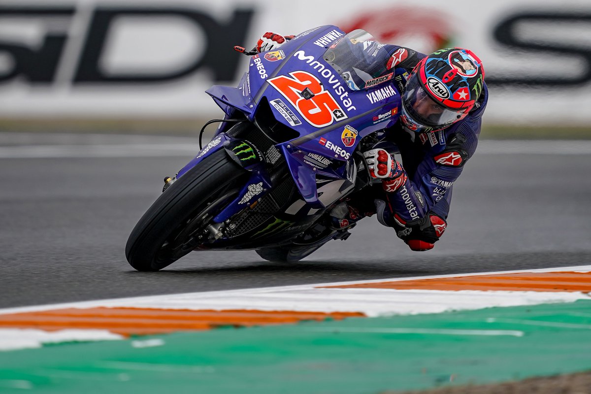 WhyArai's tweet photo. One man and his dog! @mvkoficial12 shows his limited edition Arai in the latest round of the MotoGP! #WhyArai #MotoGP #25gang #Yamaha
📸 @yamaharacingcom https://t.co/Runa3mh42L