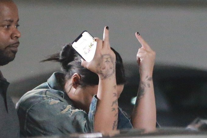 isparklelovato's tweet photo. This is cruel. Look at the poor girl, she feels the need to hide and use gestures to cover herself. Paparazzi’s really need to give her the space she needs and deserves. I’m so sad https://t.co/Ss5sX3Fsxu