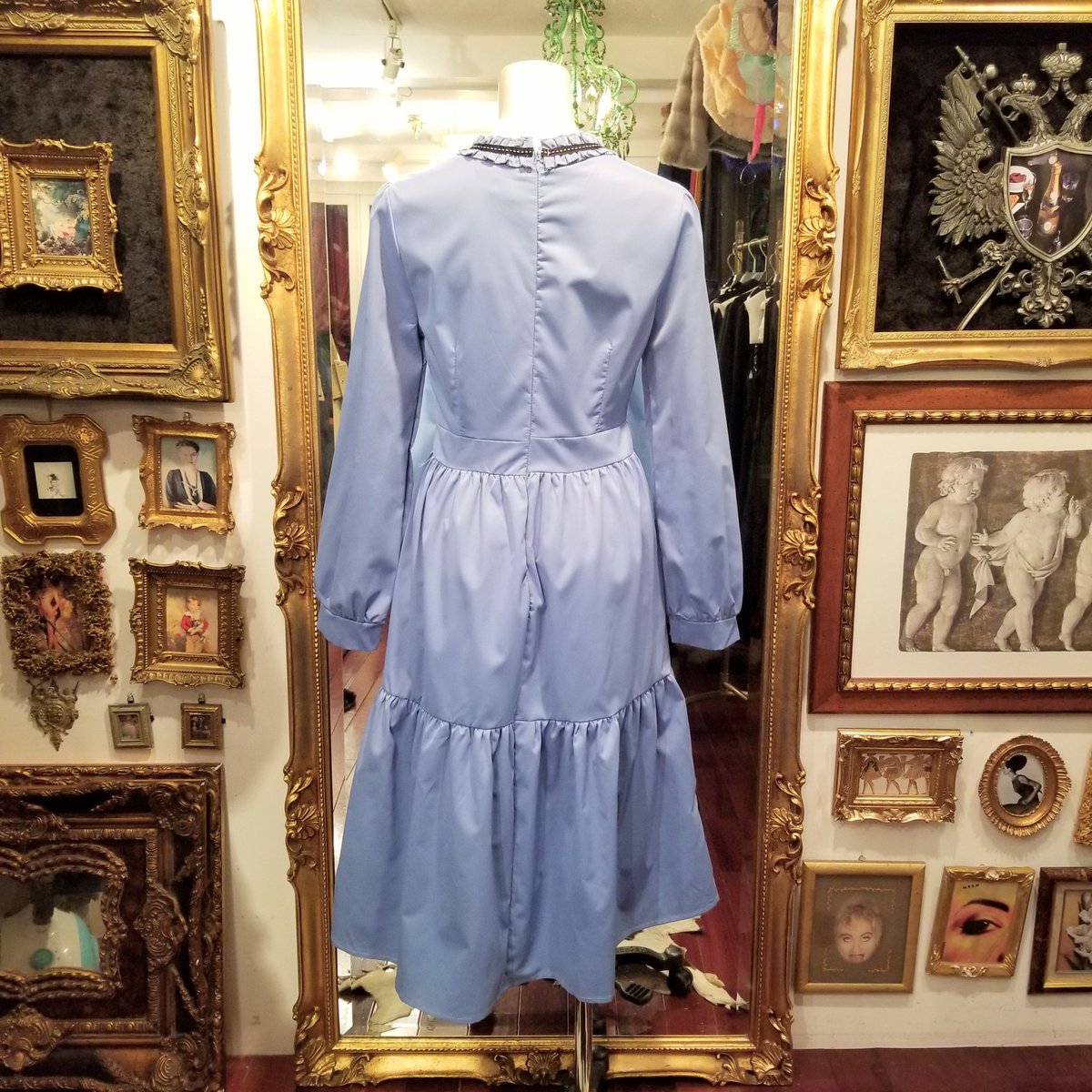 ট ইট র 代官山chocolate ショコラータ 爽やかスカイブルーワンピース ふわっと広がるロング丈のフレアースカートが可愛い 胸元と襟元のフリルがなんともレトロでお洒落なデザイン 素材はナイロンのような質感で軽いので着心地も抜群ですよ 5400 Tax