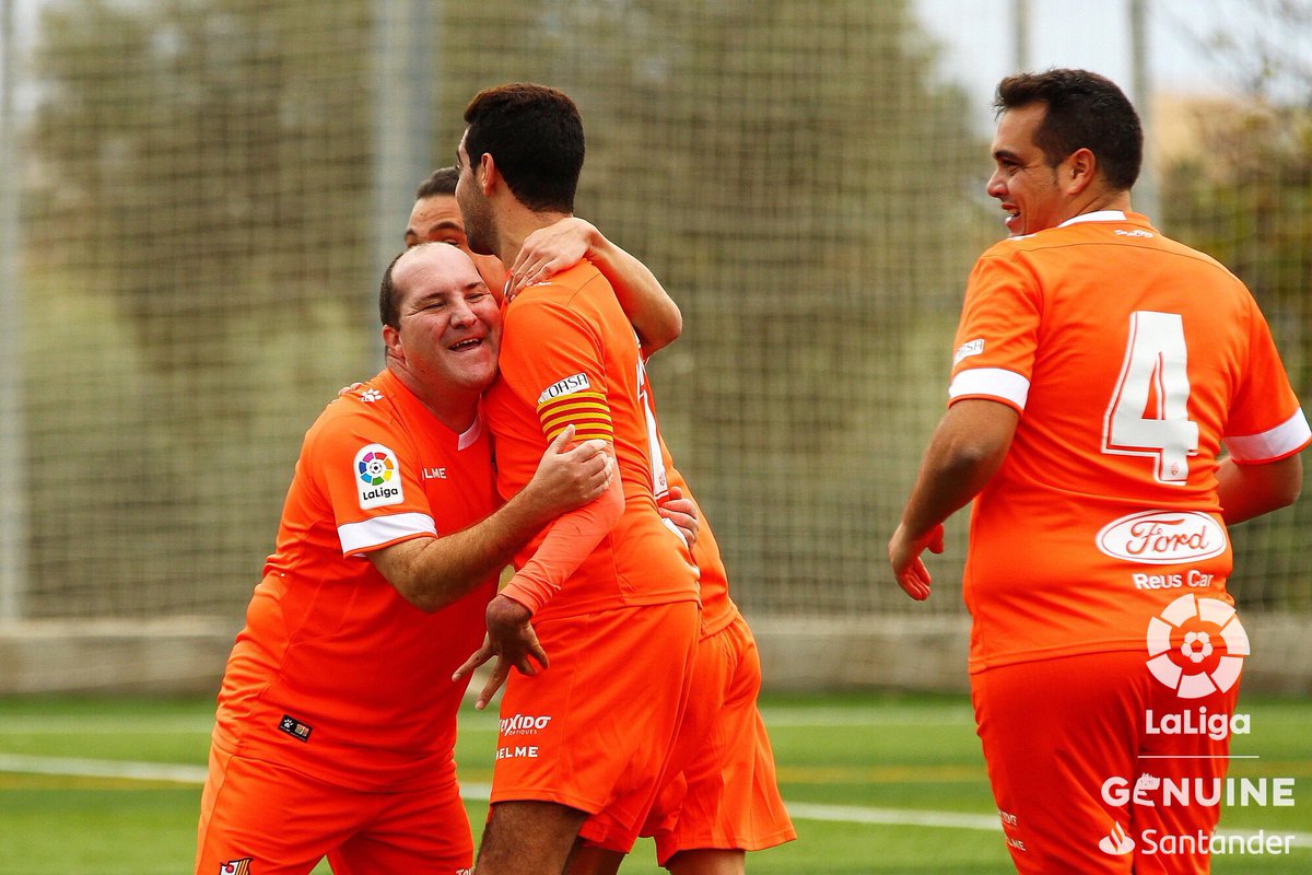 cfreusdeportiu's tweet photo. Més que un equip. #CFReusGenuine 🔴⚫️ https://t.co/dtDhRkZZdo