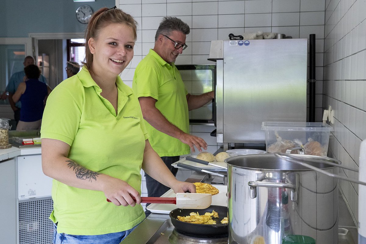 Melissa (22) heeft stilaan haar leventje weer op de rit. Sinds eind 2017 heeft ze in het kader van #social #return een baan bij Koraal in de keuken. Lees haar verhaal op koraalgroep.nl/nieuws/meedoen…