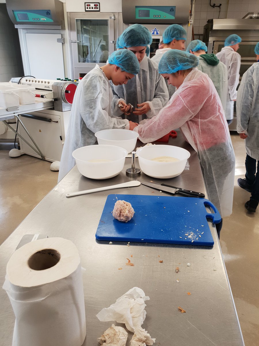 Future_Proef's tweet photo. @KoopmansMeel heeft een inspirerende en gezellige dag met de leerlingen van het @ComeniusEsdoorn gehad ! Een presentatie over Koopmans, een workshop burgers bakken met onze producten (meel, paneermeel, batters en bind-it) en een rondleiding door de productie. Goed geslaagd dus! https://t.co/i2XAJkHc4d