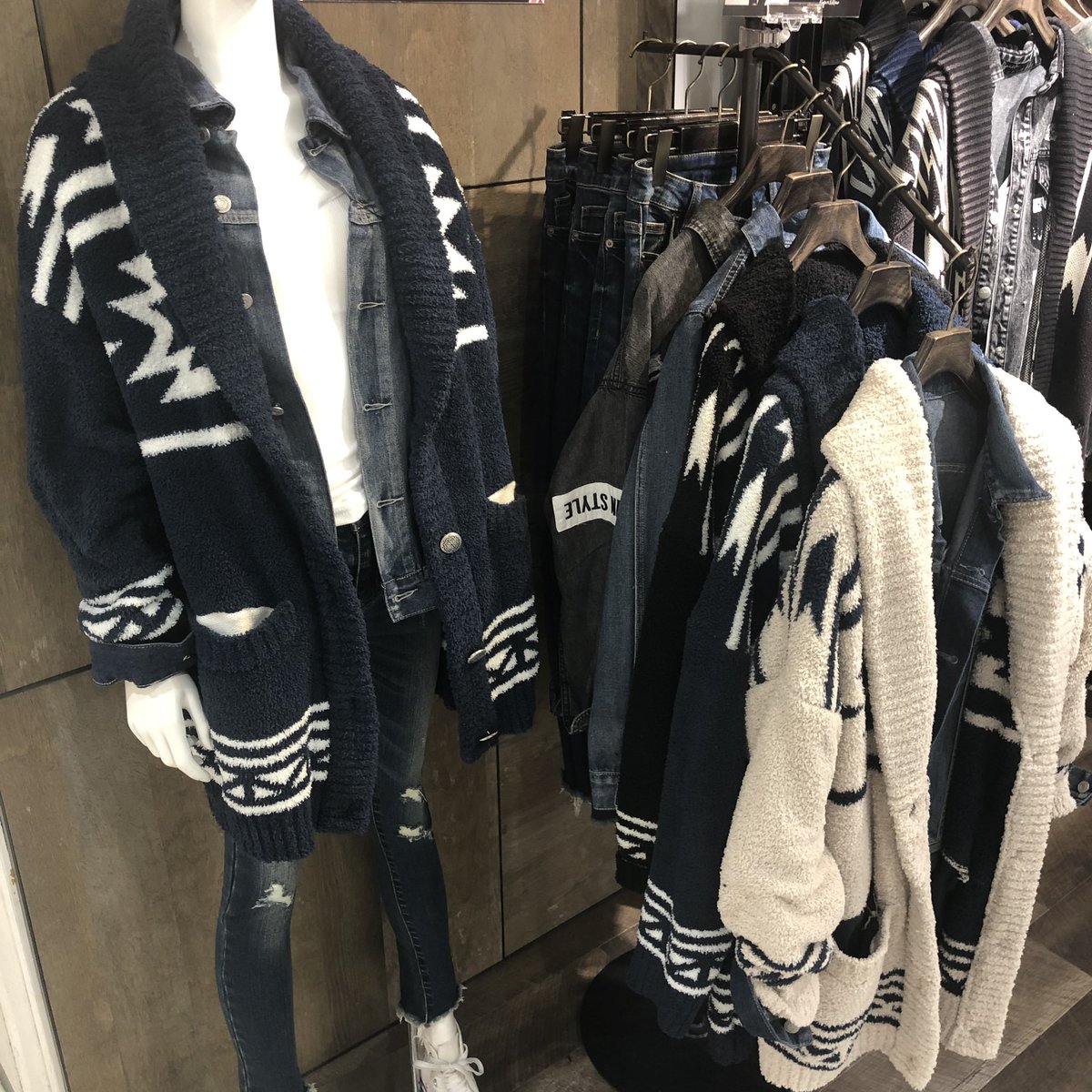 SHIBUYA109NET's tweet photo. #RogerRaw の人気アウター❤︎
コーデの主役になるネイティブ柄の
カーディガンやリバーシブルの
ボアパーカー、デニムブルゾンに
ファーが取り外し可能なものなど
着まわしが楽しめちゃうよ😍✨

https://t.co/j0bGQLL7Jq https://t.co/bE1G3m6Za1