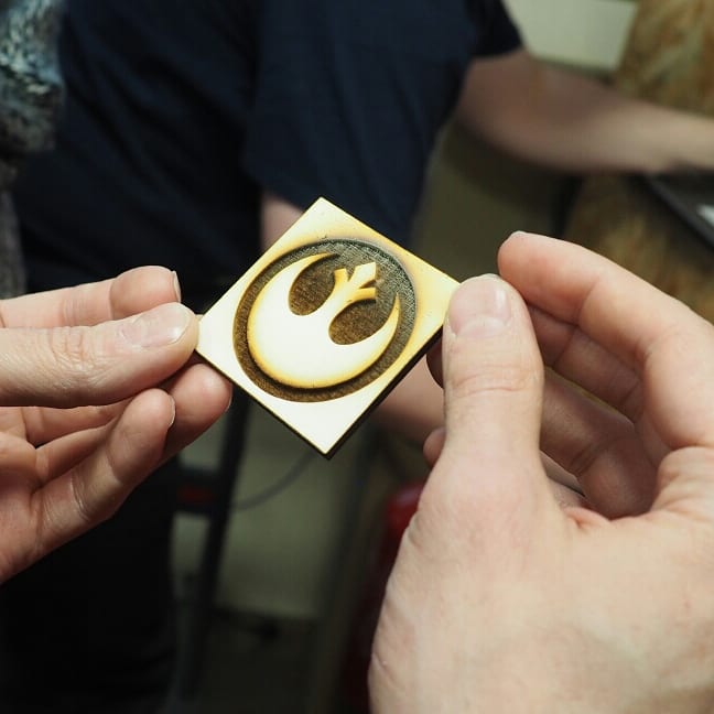 codev_asso's tweet image. Une journée 💯% fabrication numérique et Surtout très enrichissante. Nos apprentis ont créé leur objet avec une decoupeuse laser 💪