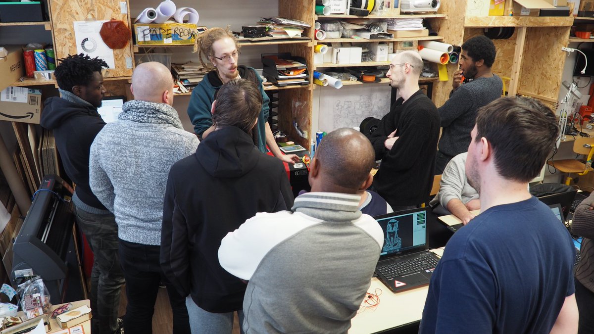 codev_asso's tweet image. Une journée 💯% fabrication numérique et Surtout très enrichissante. Nos apprentis ont créé leur objet avec une decoupeuse laser 💪
