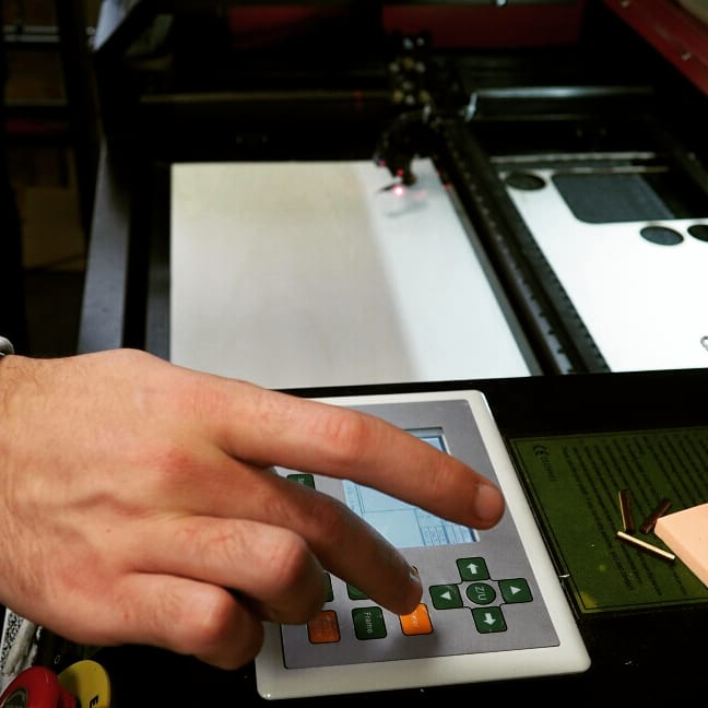 codev_asso's tweet image. Une journée 💯% fabrication numérique et Surtout très enrichissante. Nos apprentis ont créé leur objet avec une decoupeuse laser 💪