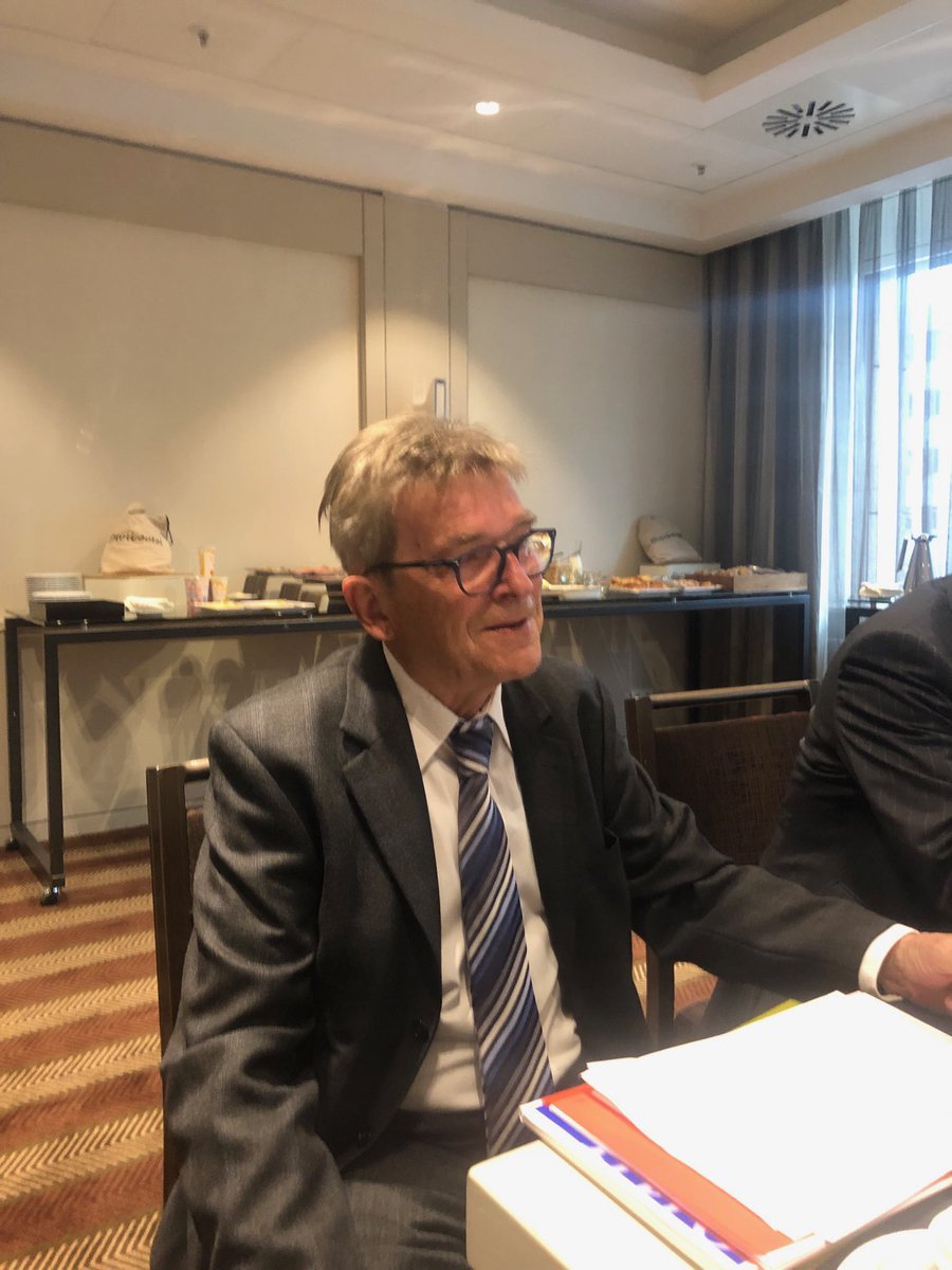 LeasingVerband's tweet photo. Pressefrühstück des BDL, Arno Städtler vom ifo Institut kommentiert die Entwicklung der gesamtwirtschaftlichen Investitionen. https://t.co/4Aq2nzXmeU