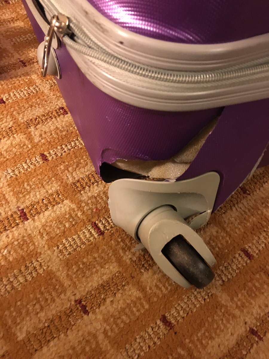 adrianmoraperez's tweet photo. @Iberia Llega 36 h despues y llega una de las maletas en este estado la pagina no me deja poner la reclamacion porque ya la hice reclamando la cuantia de lo que he tenido que comprar.
Algo mas?....... https://t.co/ExfpwitEN0