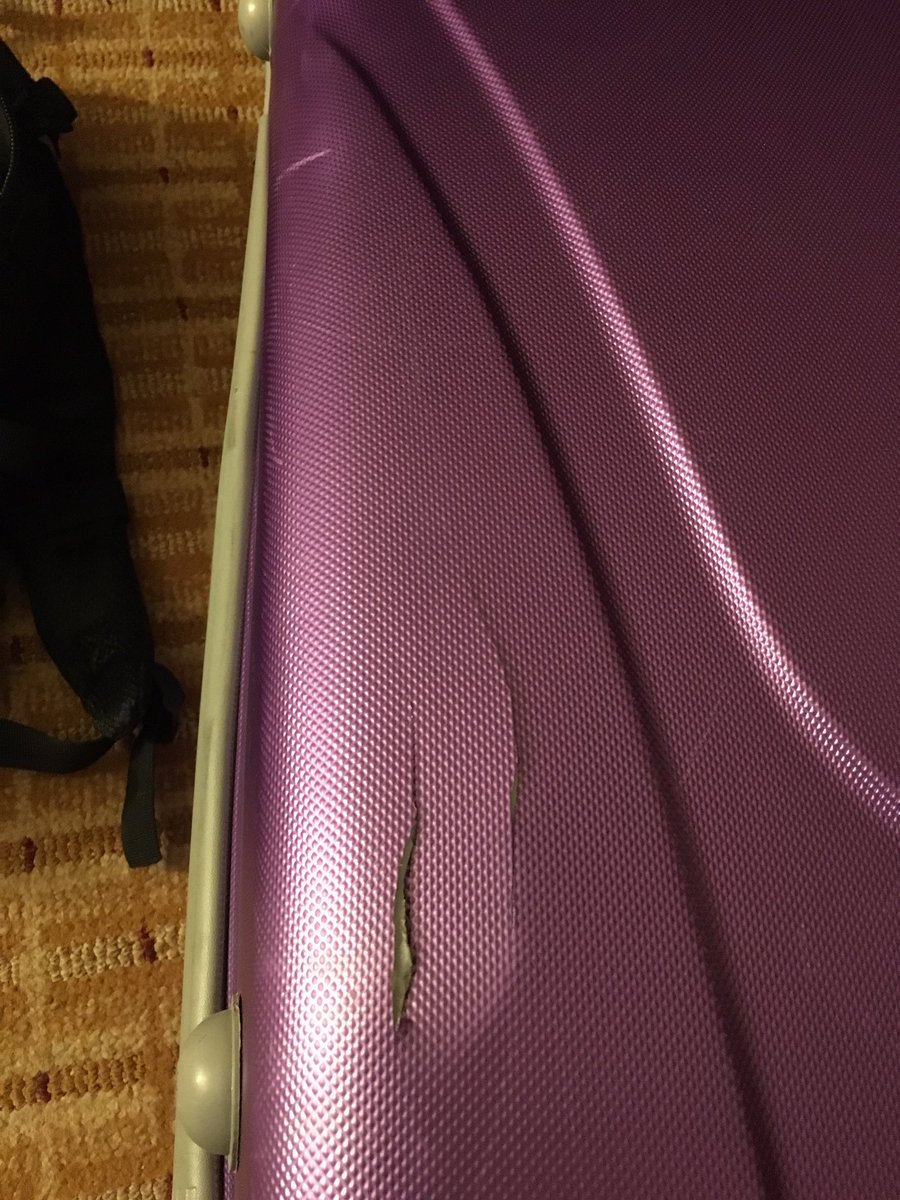 adrianmoraperez's tweet photo. @Iberia Llega 36 h despues y llega una de las maletas en este estado la pagina no me deja poner la reclamacion porque ya la hice reclamando la cuantia de lo que he tenido que comprar.
Algo mas?....... https://t.co/ExfpwitEN0