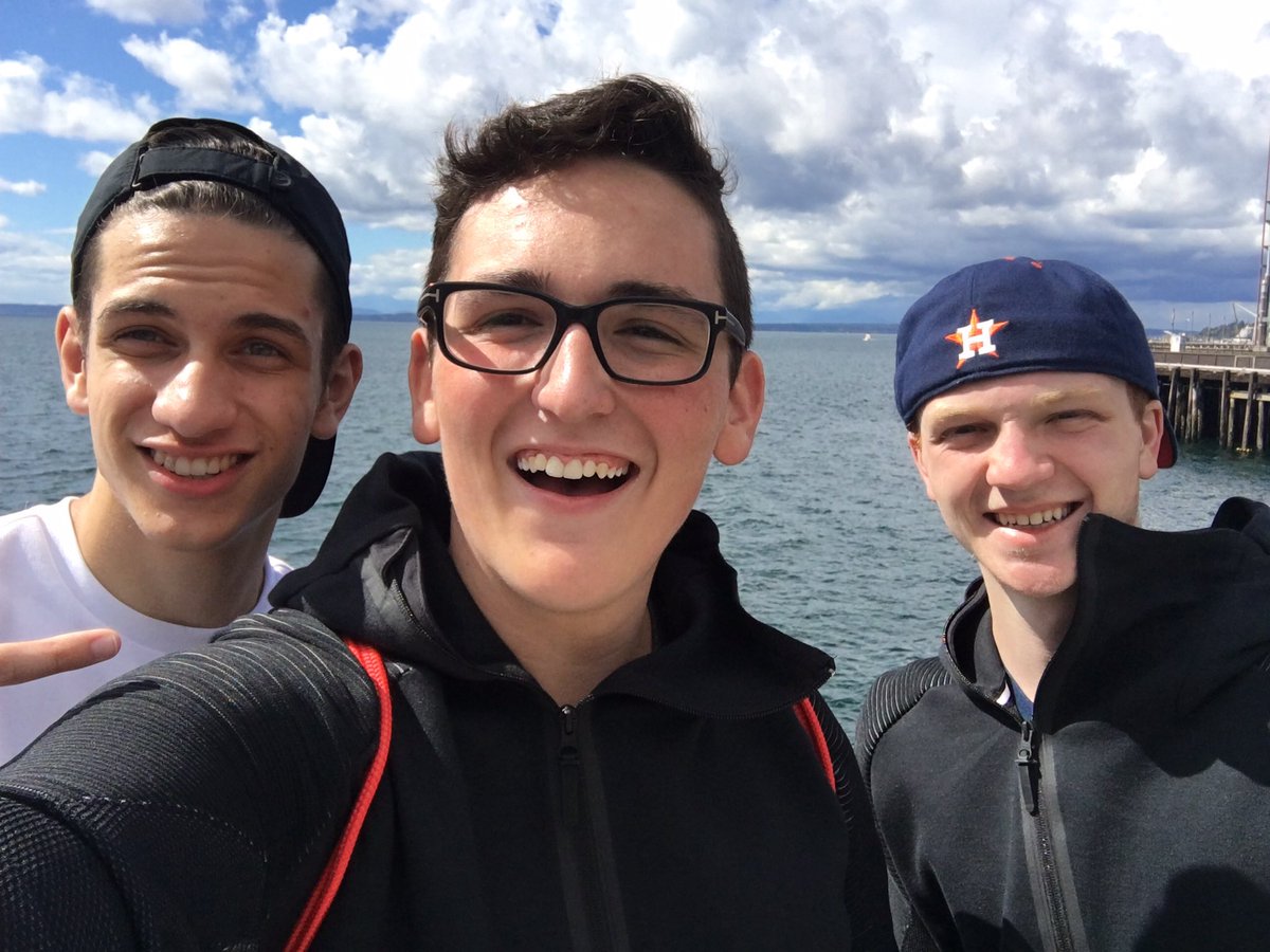 09sharkboy's tweet photo. Happy 21st Birthday to one of my best friends @ItsMooseCraft! Little throwback to a few years ago 😂 https://t.co/khQi7APYic
