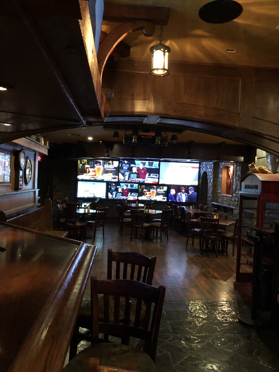 GlenReser's tweet photo. I might be 3,000 miles away from home but Iβm loving every second of this #Gonzaga game! #GoZags #AZvsZags #ZagsvsAZ #ESPN https://t.co/sRNr0vlip0