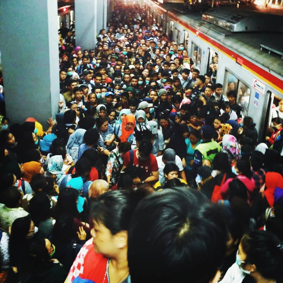 AnkerTwiter's tweet photo. @tommy_didimus Minker berani mengklaim kalau anak kereta adalah orang-orang paling tangguh dan keras di antara pengguna transportasi umum di Jabodetabek

Photo by @leonhonggo https://t.co/mkuIB0uSeI
