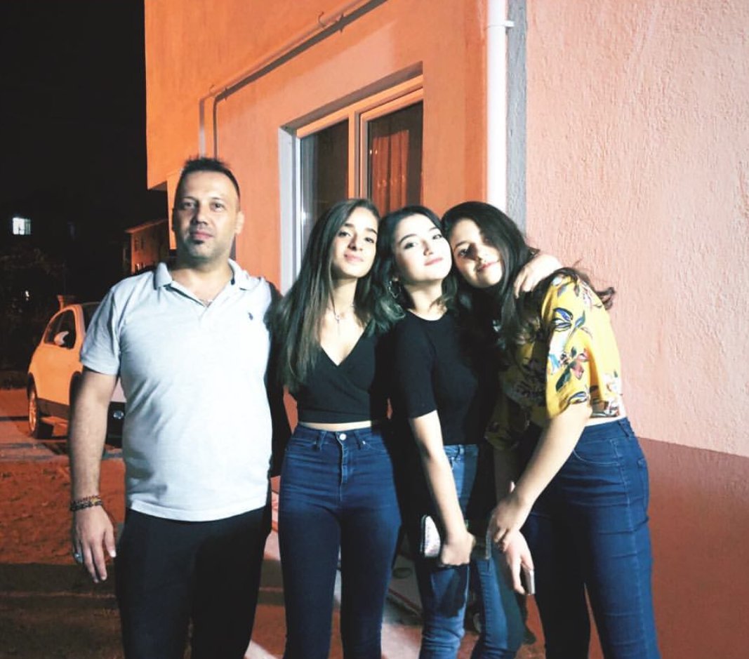 DamlaAzg's tweet photo. Üçümüzden hangimizi sikerdiniz #liseliseks #liselioruspu #liselicıtır #liselisikiş #liselikızlar #azdımmboşaltın #azgınbayanlar #azgınüniversiteli #liseli #tuerbanlıazgınlar https://t.co/CjzcqV7BXs