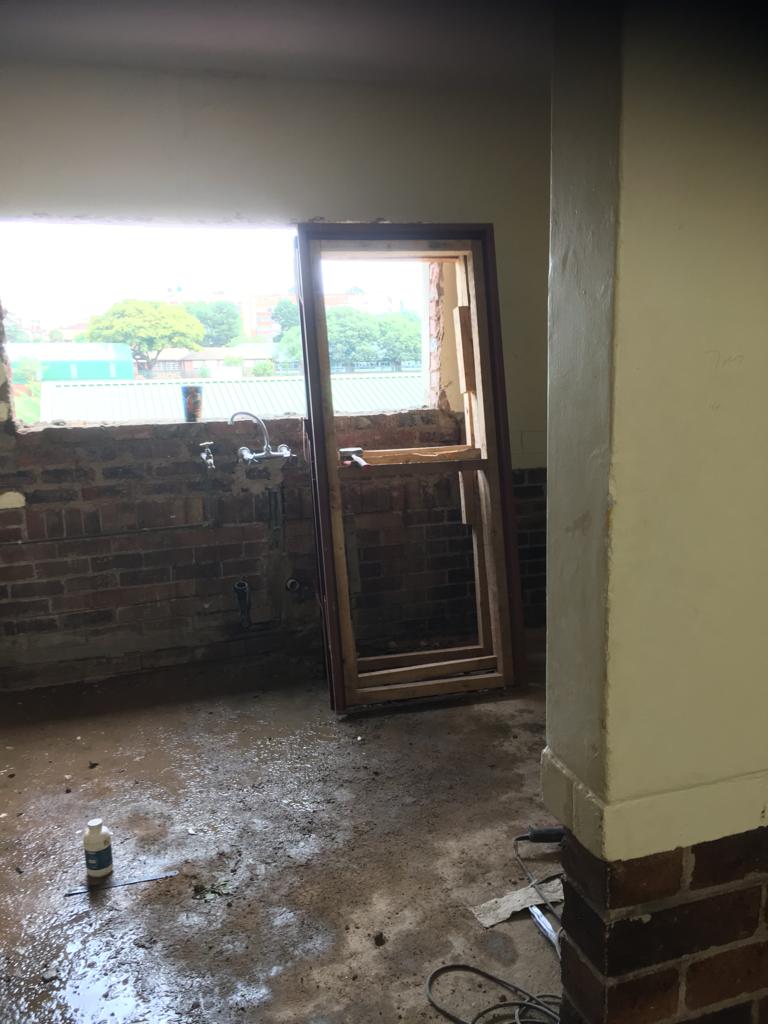 KingEdVIISchool's tweet photo. #RedDevelopments always on the go @KingEdVIISchool #newprojects
School House Boarding House new ablutions block revamp - getting 2019 ready! https://t.co/TDpsuQvUZM
