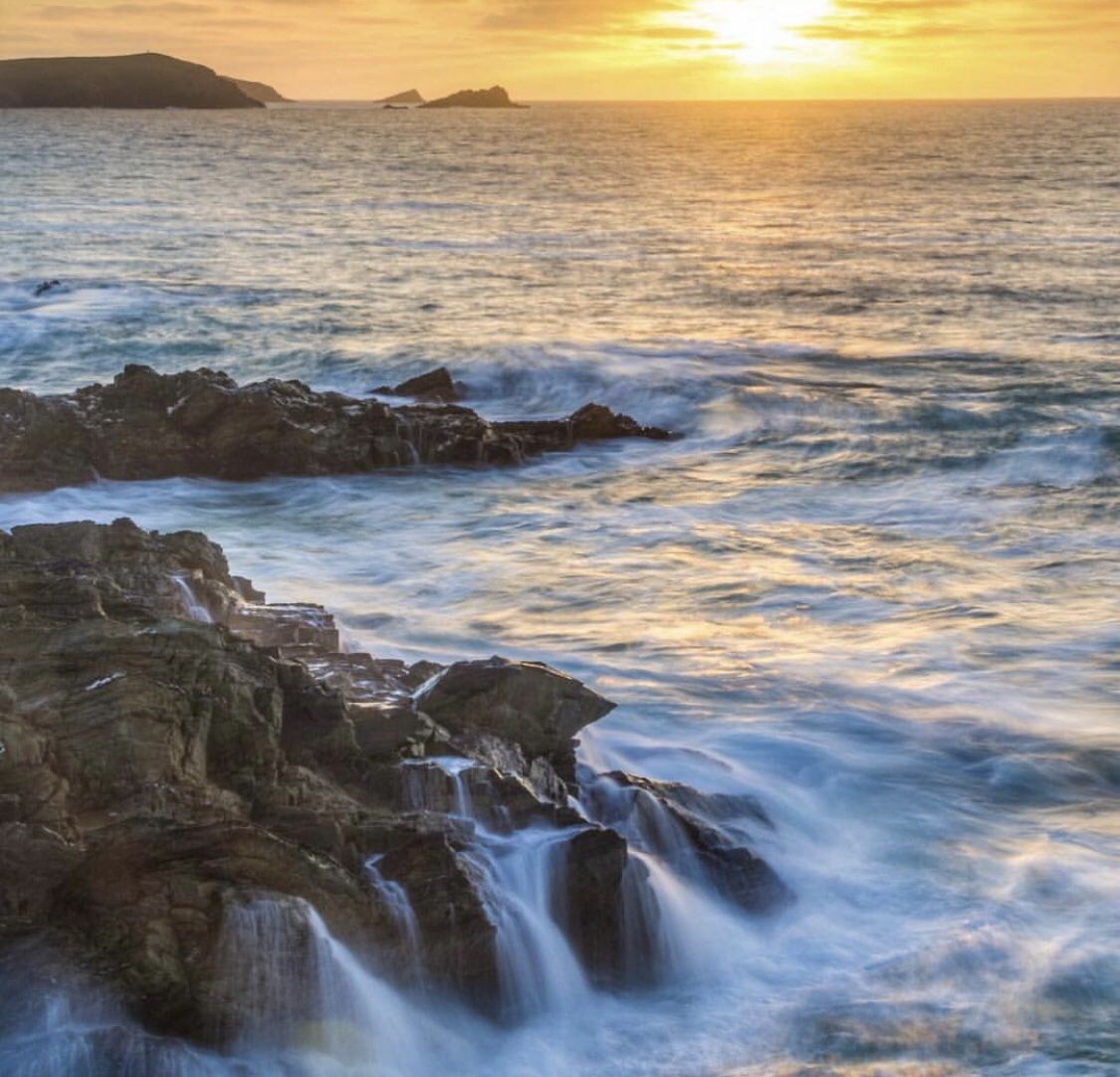 Another day another sunset! But they are so beautiful that we can’t stop staring! 😱👌 ⠀⠀⠀ 📸 by @Paula_best 🌅 👌 #GetMeToCornwall #Newquay #Cornwall