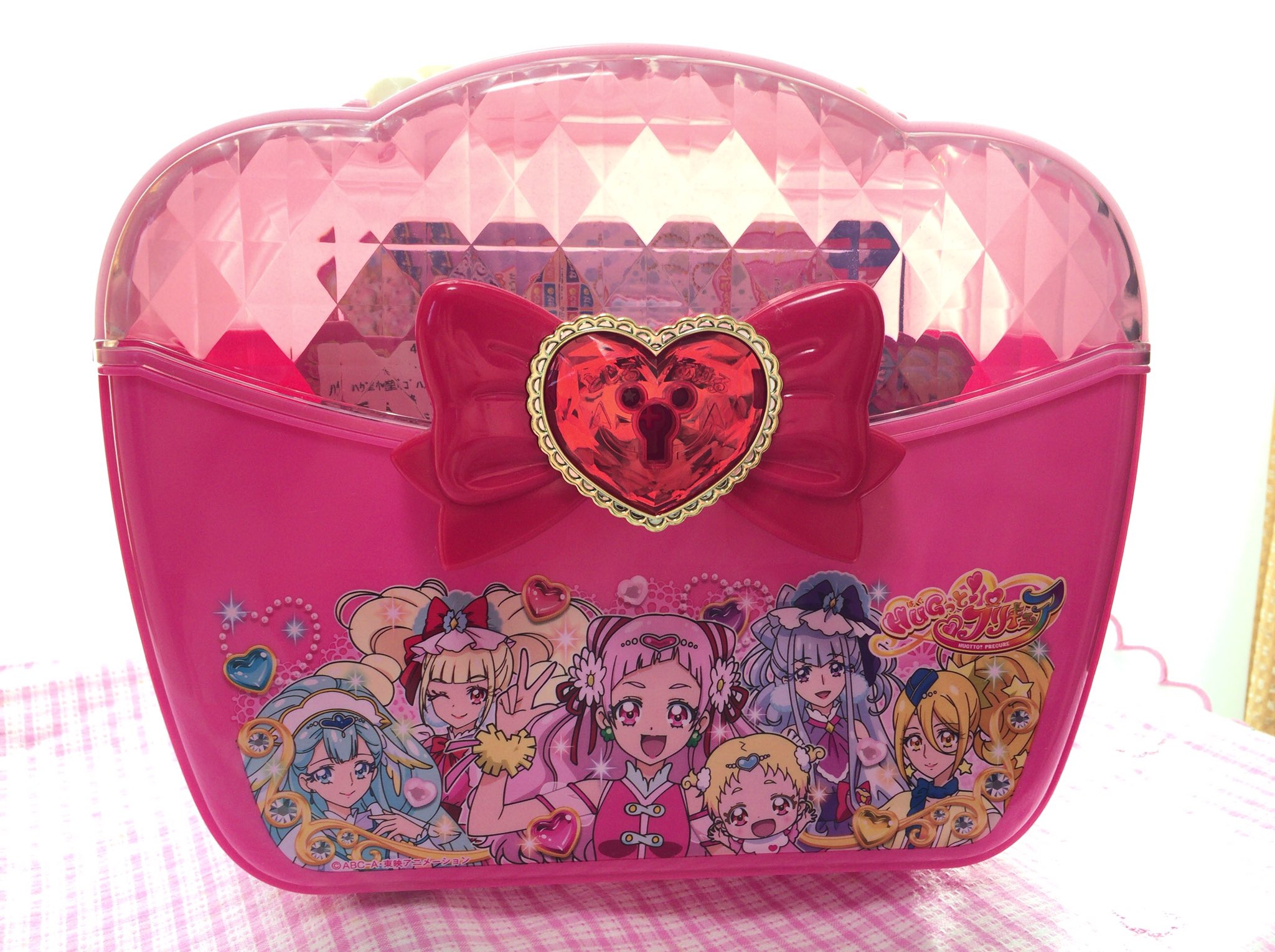 あくあ 魔女っ子おもちゃ 毎年恒例 プリキュアのクリスマスお菓子詰め合わせ このデザインはおそらく今年初かな パーティーバッグみたいでかわいいし ネックレスになったカギで開け閉めできるのもポイント高い 大きさがちょうどよかったから 中にはは