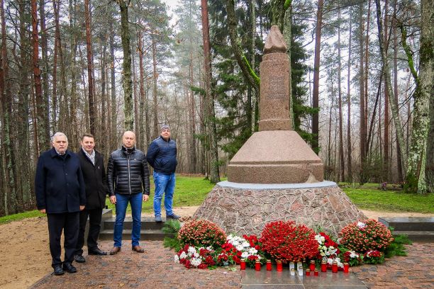 Iniciatīvie “100 darbi Latvijai” bija viens no atspēriena punktiem, lai restaurētu Latgalei tik nozīmīgo vietu - tēlnieka Kārļa Zemdegas veidoto Brāļu kapu pieminekli Viļakas novadā.
Vairāk - zaao.lv/lv/zinas/latvi…