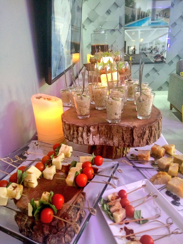 pataliali's tweet photo. Una noche exitosa llena de mujeres 🔝
3 años de #mupraso 
#empoderando #networking
Ayudando en el #Liderazgo de cientos de mujeres pilosas con el crecimiento de su #MarcaPersonal
El #catering estuvo a cargo de @pataliplanner
La charla de Susy Carbó un hit!
La sangría perfecta ❤️ https://t.co/HwmtY8IedM