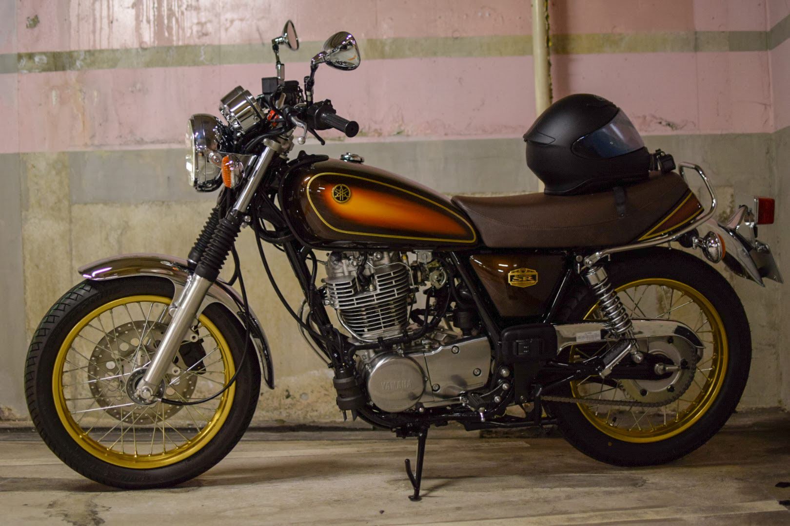 がっきー Yamaha Sr400 40th Anniversaryedition納車 サンバースト塗装が綺麗すぎる めっちゃかっこいいし乗りやすいし最高 ٩ W و Yamahaが美しい Sr400 T Co Tq4awk47aq Twitter