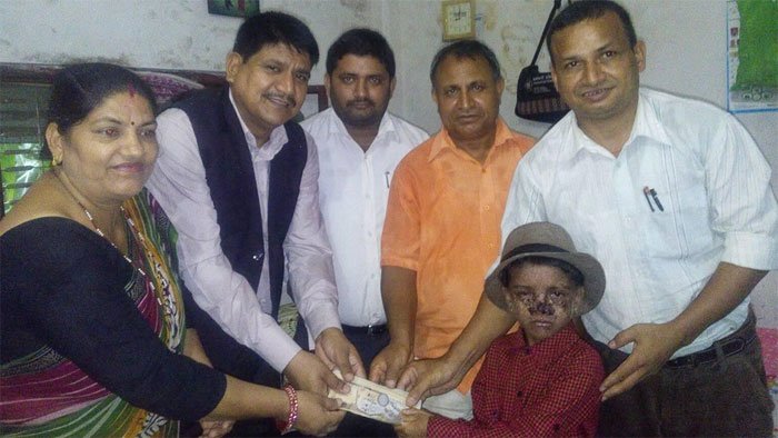 LamahiDang's tweet photo. बिरामि बालकलाई उपचार रकम हस्तान्तरण प्रदान गरिँदै @mofaganepal @MoFALD_LGCDP @GehendraDangi @moldgunaso1 @Hello_Sarkar https://t.co/mTq30IwseM