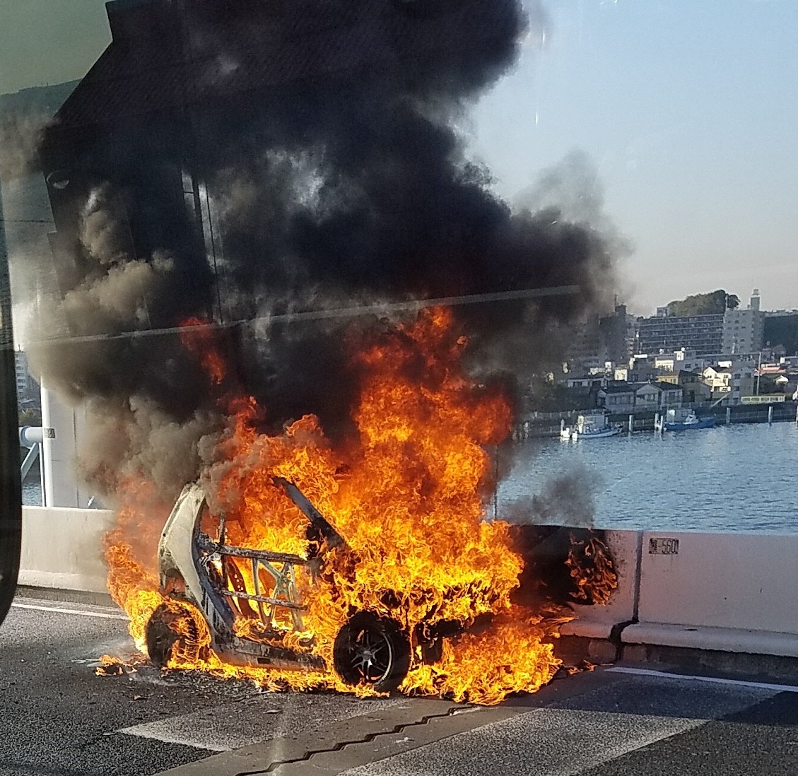 首都高の神奈川１号横羽線上りで車両火災の現場画像