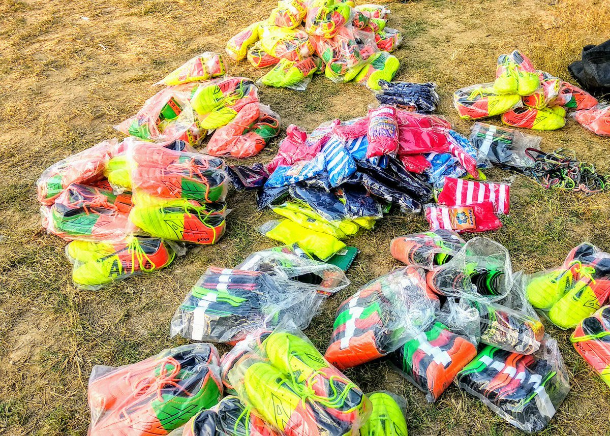 slumsoccer's tweet photo. Encouraging children to continue playing football and follow their dream!
Children from our #Striveproject received wonderful gifts to boost their confidence to play and strive towards betterment of their lives. #Raisahproject #Delhi #CommunityCentre https://t.co/TJwKvIawcQ