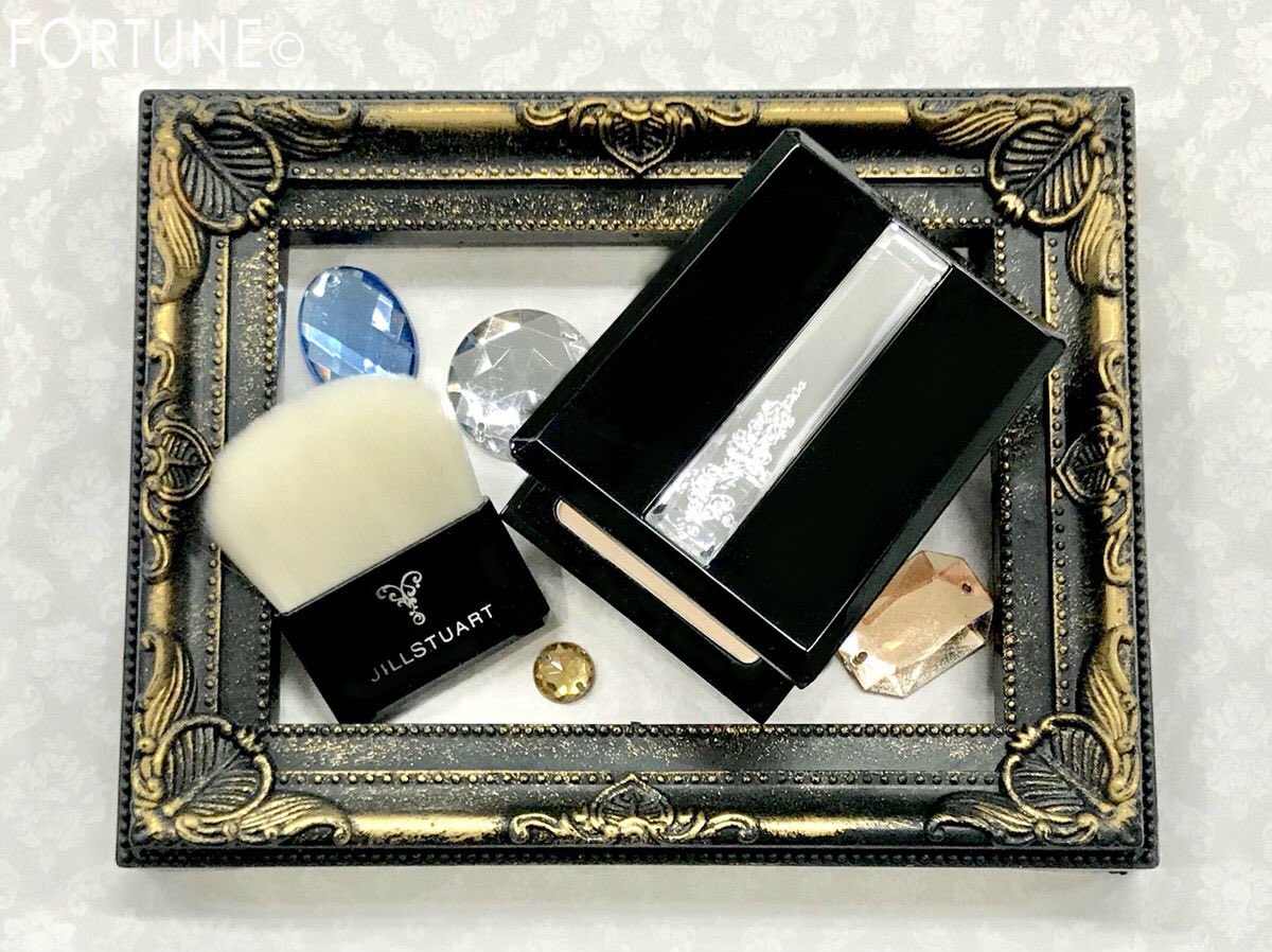 fortune_press's tweet photo. #ジルスチュアート の新ライン
#MyBlackDress 💄から
上質なマット肌✨へと導く
「#デザイニングフェイスパウダー」
をピックアップ😍
ナチュラルベージュのパウダーと
ハイライトカラーがセットに💖
詳しくは記事を見てね👀
https://t.co/DkgdiVyHMz https://t.co/pXEOVciKQ5