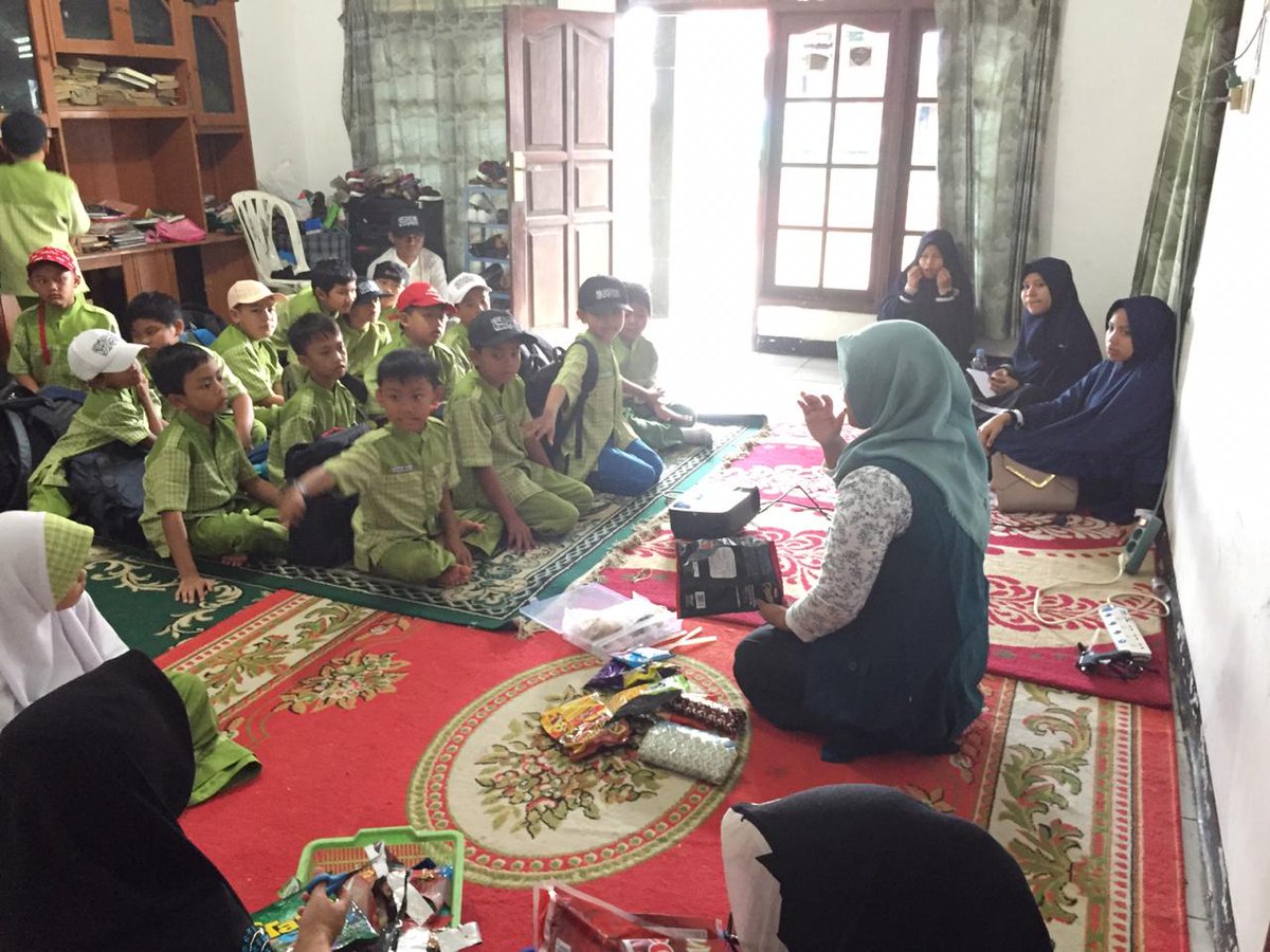 ninagreenna's tweet photo. Transforming wrappers plastic to recycled product with Insan Karimah Islamic Boarding School students in Greenna office..
#Greenna #wastemanagement #recycledproduct #environmenteducation https://t.co/s7GPKM1LJc