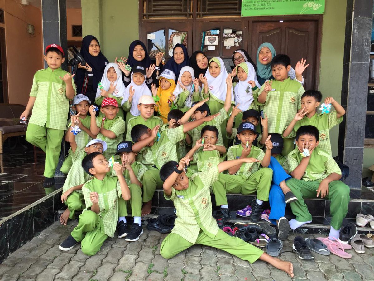 ninagreenna's tweet photo. Transforming wrappers plastic to recycled product with Insan Karimah Islamic Boarding School students in Greenna office..
#Greenna #wastemanagement #recycledproduct #environmenteducation https://t.co/s7GPKM1LJc