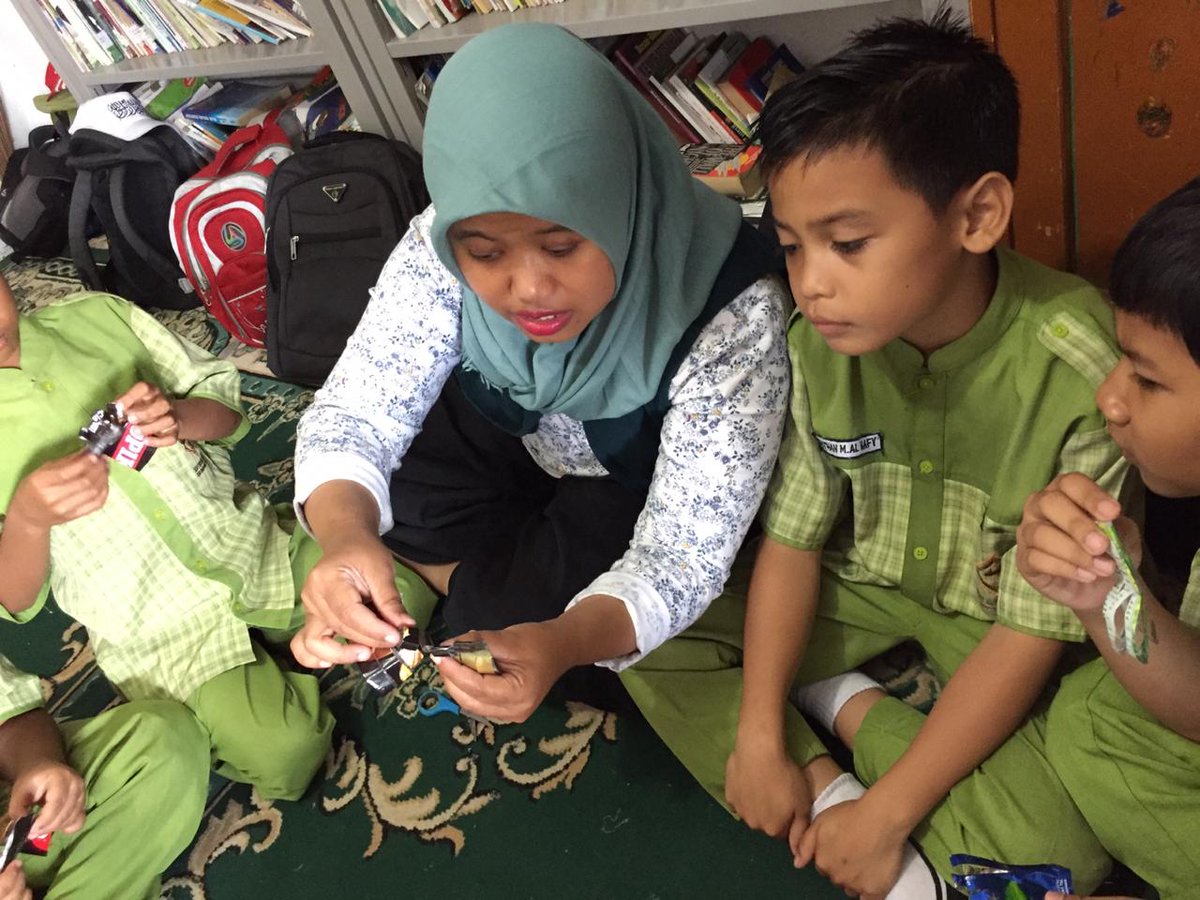ninagreenna's tweet photo. Transforming wrappers plastic to recycled product with Insan Karimah Islamic Boarding School students in Greenna office..
#Greenna #wastemanagement #recycledproduct #environmenteducation https://t.co/s7GPKM1LJc