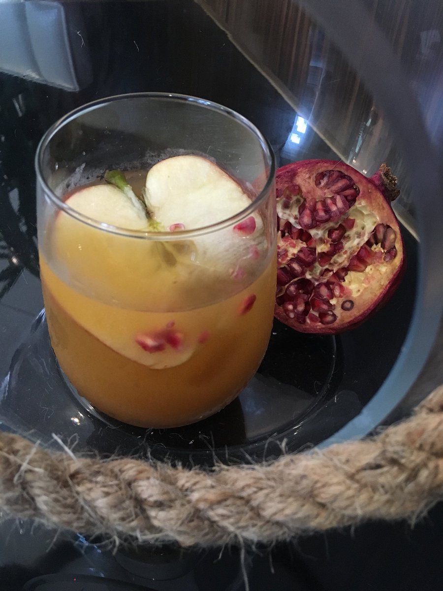 yvonnemdz's tweet photo. Pumpkin Patch Punch🍂
Perfect for Thanksgiving!! @RenaissanceOrla @RenHotels @TitosVodka @KorbelBrandy #vodka #brandy #Lemon #orange #juice #gingerbeer #pumpkinbutter #pomegranate #arils #punch #thanksgiving #Lounge #DRINKSGIVING https://t.co/SGkGxURuil
