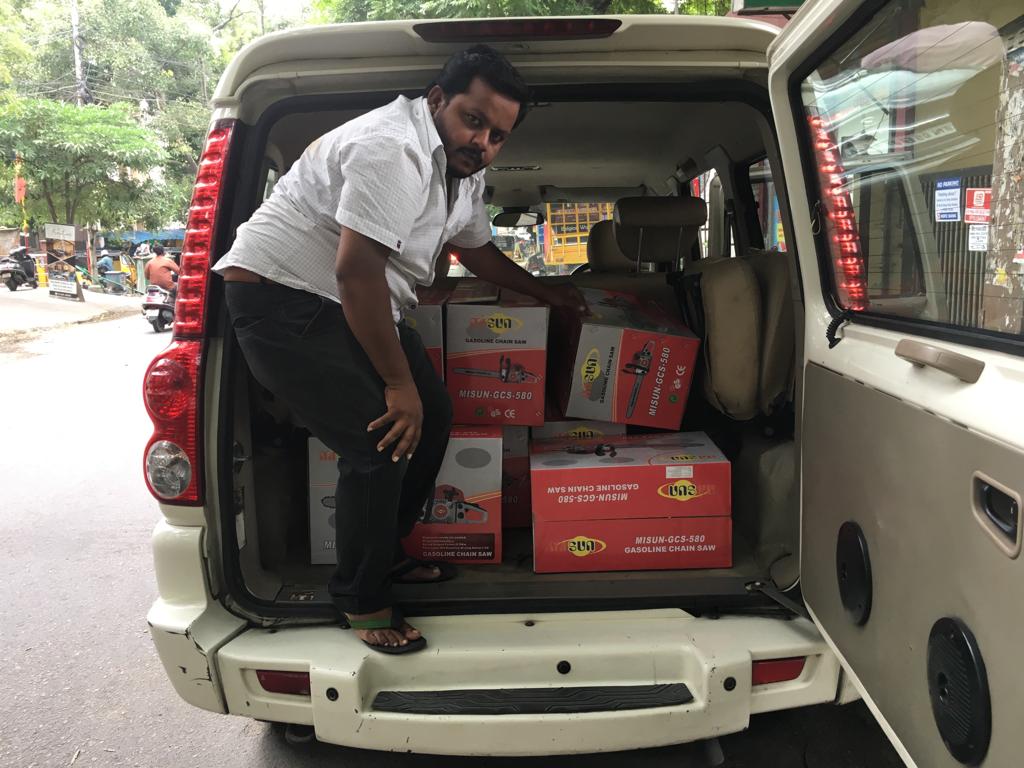 CutToScene28's tweet photo. #SuriyaFansClub purchased 10 chain saw machines which will be helpful by cutting the branches of the fallen trees to clear the roads which was affected due to #GajaCyclone #SFC  kuddos @Suriya_offl fans !! @rajsekarpandian  @prabhu_sr #GajaCycloneRelief https://t.co/eMcdZFwNcP