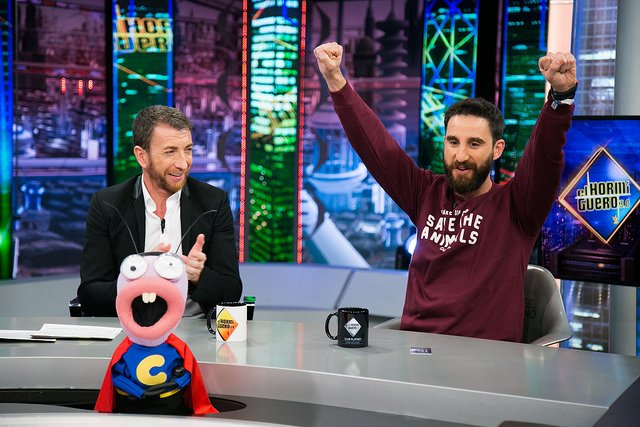 Atresmedia Comunicación (@atresmediacom) on Twitter photo #Audiencias |
Buenos días
<a href="/El_Hormiguero/">El Hormiguero</a> bate récord de temporada y es líder absoluto con 3.178.000 espectadores y el 17,1% de cuota, que siguieron ayer la visita de <a href="/DANIROVIRA/">Dani Rovira</a> #Audiencias |
Buenos días
<a href="/El_Hormiguero/">El Hormiguero</a> bate récord de temporada y es líder absoluto con 3.178.000 espectadores y el 17,1% de cuota, que siguieron ayer la visita de <a href="/DANIROVIRA/">Dani Rovira</a>