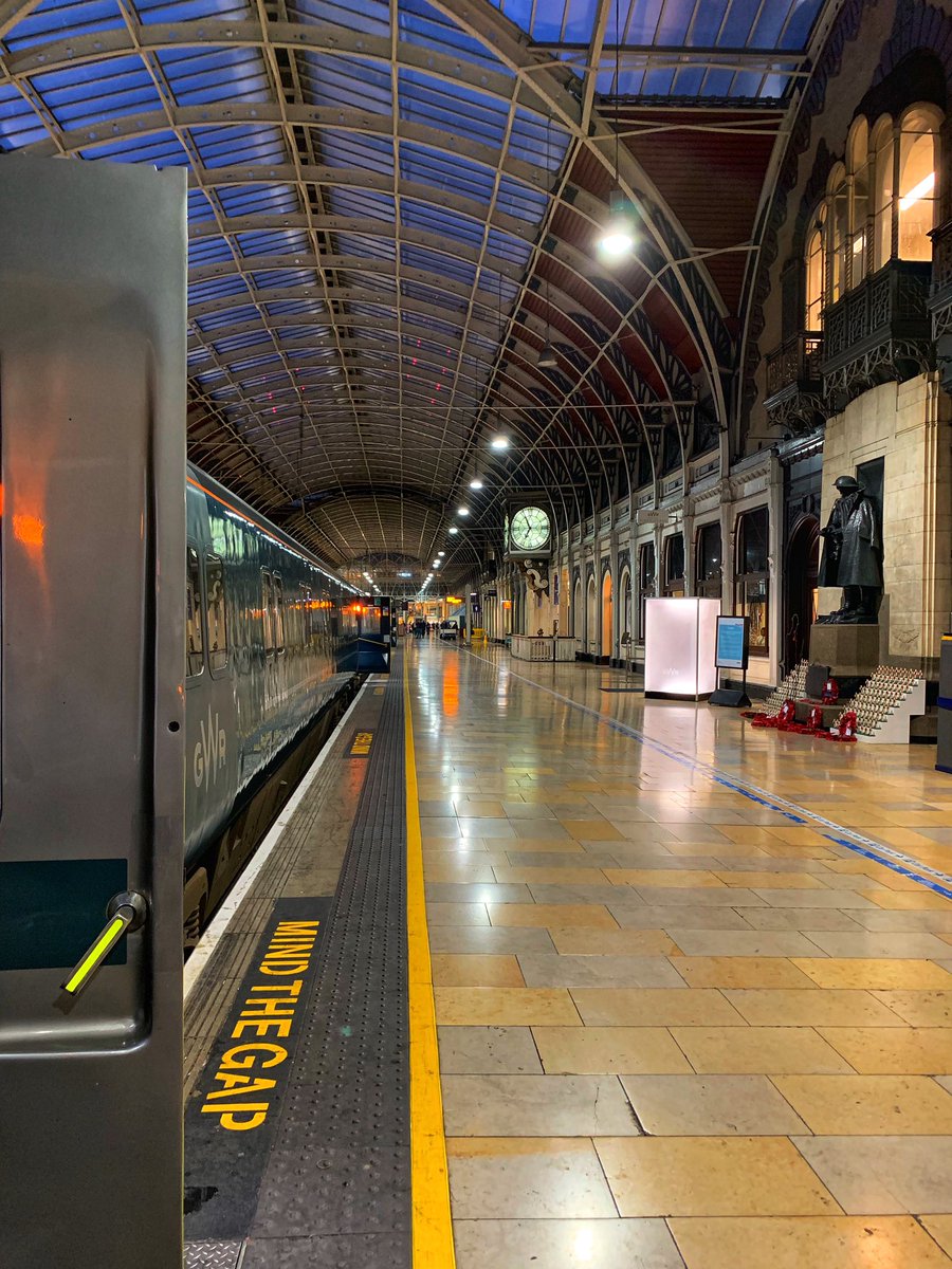 maxinepolperro's tweet photo. Hello #London! From #Cornwall Sleeper service has to be the future #letthetraintakethestrain #retrohashtag! Great service @GWRHelp https://t.co/fvLBjgF1wc