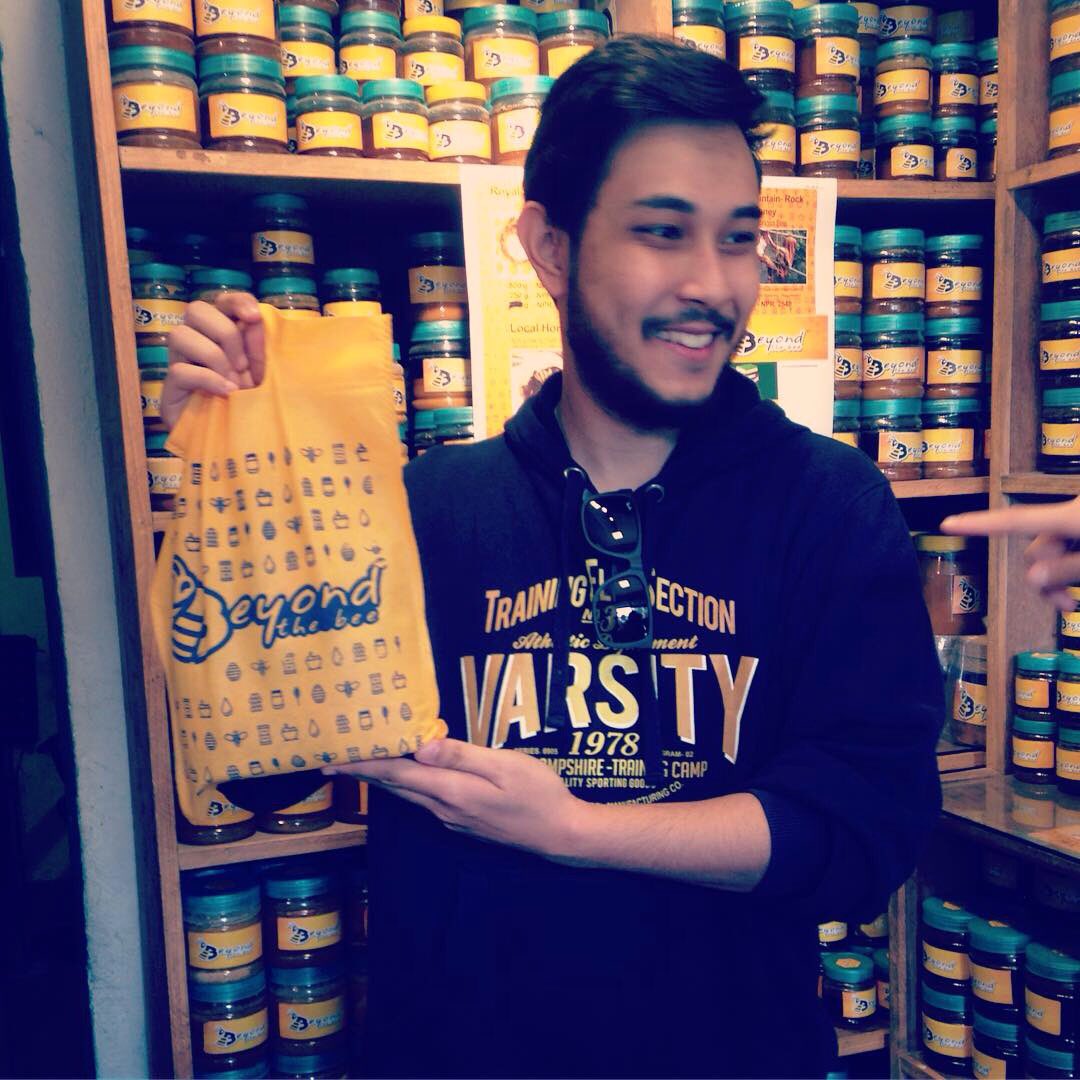 BeyondTheBee_NP's tweet photo. A third time visitor from Malaysia 🇲🇾, Khedum, he loves Local Honey 🍯 for a his good health.
#HealthyLiving #LovesHoney #Honey #LocalHoney https://t.co/gQe9KcVNbj