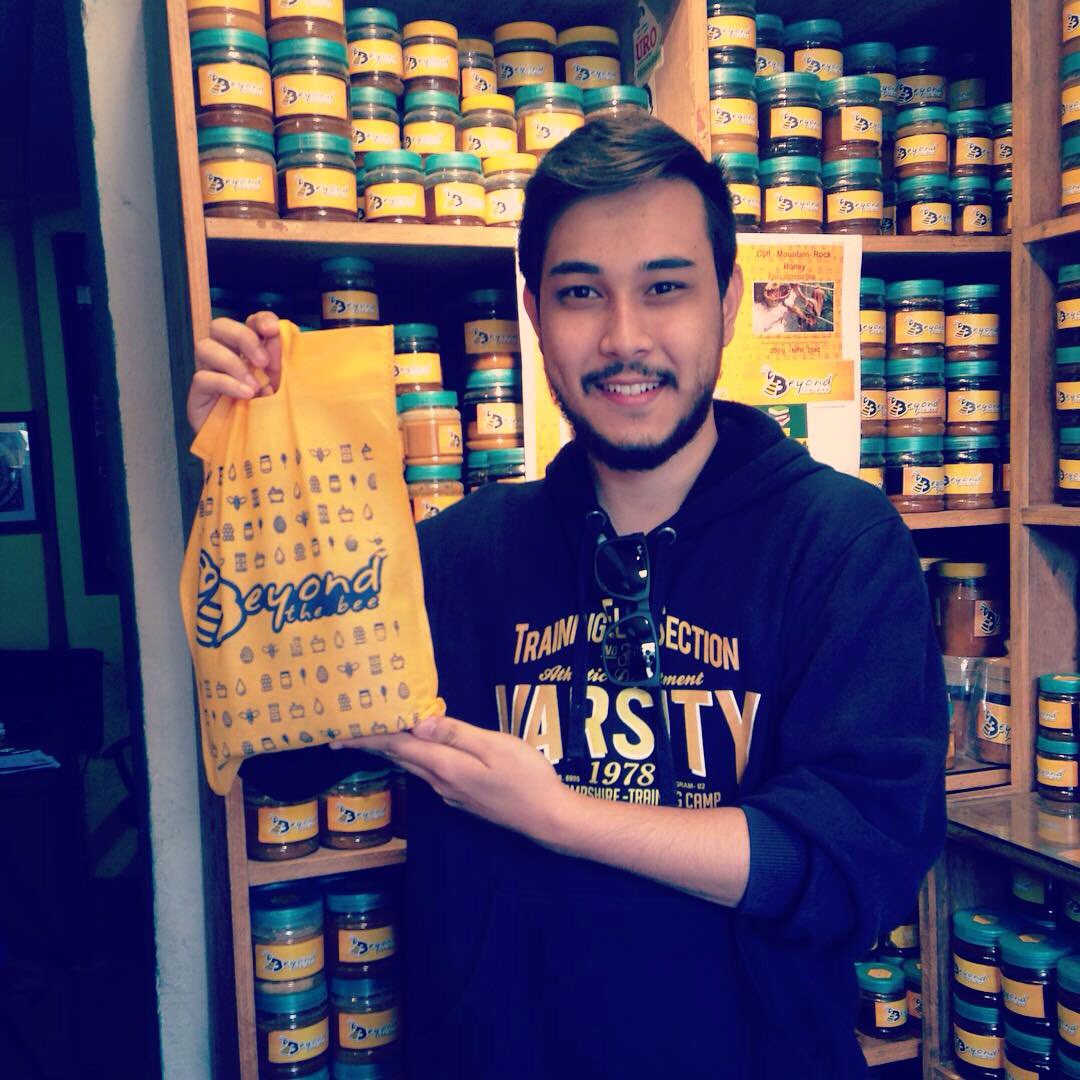 BeyondTheBee_NP's tweet photo. A third time visitor from Malaysia 🇲🇾, Khedum, he loves Local Honey 🍯 for a his good health.
#HealthyLiving #LovesHoney #Honey #LocalHoney https://t.co/gQe9KcVNbj