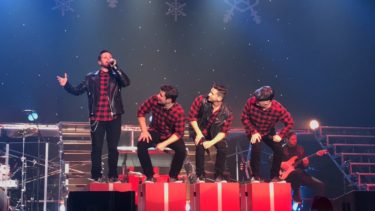 ate_mary_ann's tweet photo. Had a blast at #98christmas!! Got to chat with the guys at sound check and VIP meet and greet! LOVED IT! Pls @98official keep having shows we love you and will def show up lol #98christmasvip #98degrees #itsallbecauseofDREW @thedrewlachey @nicklachey @JeffTimmons @JustinJeffre https://t.co/ZblFIDbT7v