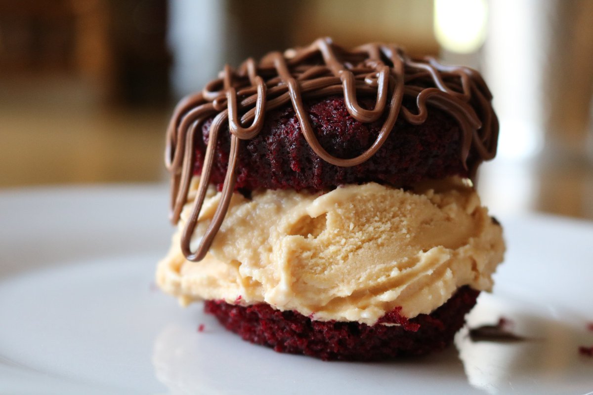 PulaneMota's tweet image. I quit my job today. Ready to pursue my dreams. Being 27 and starting all over is difficult but it’s all for happiness. My peace guys, my peace! Im in a very great space. 

I now bake cupcakes for a living. A simple retweet can change my life.