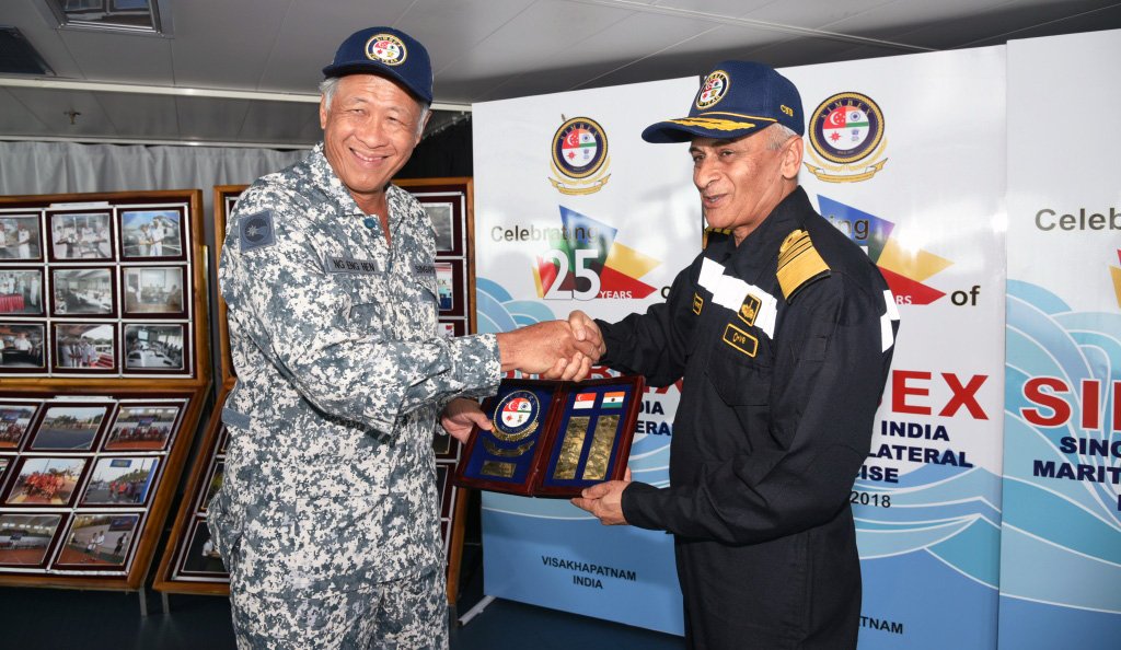 SPsNavalForces's tweet photo. #Singapore #Defence Minister witnesses high tempo action at sea during ongoing #SIMBEX18
https://t.co/lRTG16WTe9
#SIMBEX2018 #SIMBEX #Military #Maritime #MaritimeSecurity #Naval #SingaporeNavy #Navy #IndianNavy #ArmedForces #IndiaSingapore #IndianArmedForces #JointNavalExercise https://t.co/umUcQ4rgPr